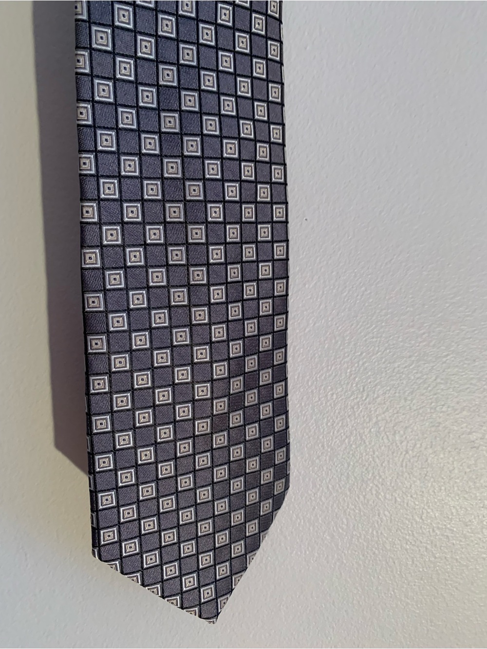 Jones New York , Men's Gray/ tan Patterned 100% silk Tie